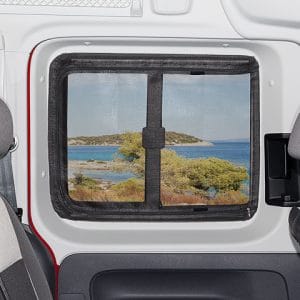 FLYOUT pour les fenêtres coulissantes Caddy 4 / 3 VW Pour les fenêtres coulissantes les moustiquaires ont une fermeture à glissière en «U» de sorte que l’on manoeuvre facilement la fenêtre coulisssante et les stores sans retirer la moustiquaire. La moustiquaire FLYOUT s'enroule sur le côté sur toute sa largeur.