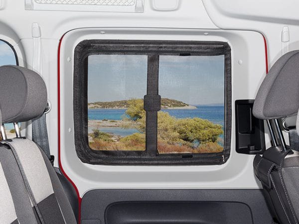 FLYOUT pour les fenêtres coulissantes Caddy 4 / 3 VW Pour les fenêtres coulissantes les moustiquaires ont une fermeture à glissière en «U» de sorte que l’on manoeuvre facilement la fenêtre coulisssante et les stores sans retirer la moustiquaire. La moustiquaire FLYOUT s'enroule sur le côté sur toute sa largeur.