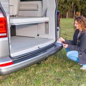 Film de protection transparent pour les pare-chocs peints T6.1 / T6 / T5 VW Taillé exactement aux dimensions et transparent, pour ne pas nuire à l’esthétique. Le film auto-collant est simple à poser : diluer le produit détergent joint dans 0,3 l d’eau et le passer sur le pare-choc.
