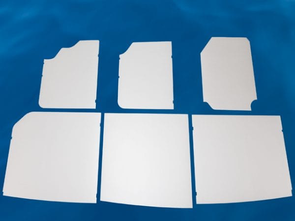 Tapis de protection antidérapants dans le T6.1 / T6 / T5 VW California Ocean, Coast, Confortline Les tapis de protection antidérapants protègent les surfaces lisses des casiers alu, diminuent les glissements du chargement de tous les côtés et réduisent les bruits parasites et les cliquètements. Petits tapis spécialement taillés aux mesures des tablards du placard du coffre et du placard sous l’évier dans un matériau de haute qualité.