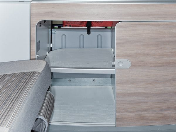 Tapis de protection antidérapants dans le T6.1 / T6 / T5 VW California Ocean, Coast, Confortline Les tapis de protection antidérapants protègent les surfaces lisses des casiers alu, diminuent les glissements du chargement de tous les côtés et réduisent les bruits parasites et les cliquètements. Petits tapis spécialement taillés aux mesures des tablards du placard du coffre et du placard sous l’évier dans un matériau de haute qualité.
