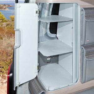 Tapis de protection antidérapants dans le T6.1 / T6 / T5 VW California Ocean, Coast, Confortline Les tapis de protection antidérapants protègent les surfaces lisses des casiers alu, diminuent les glissements du chargement de tous les côtés et réduisent les bruits parasites et les cliquètements. Petits tapis spécialement taillés aux mesures des tablards du placard du coffre et du placard sous l’évier dans un matériau de haute qualité.
