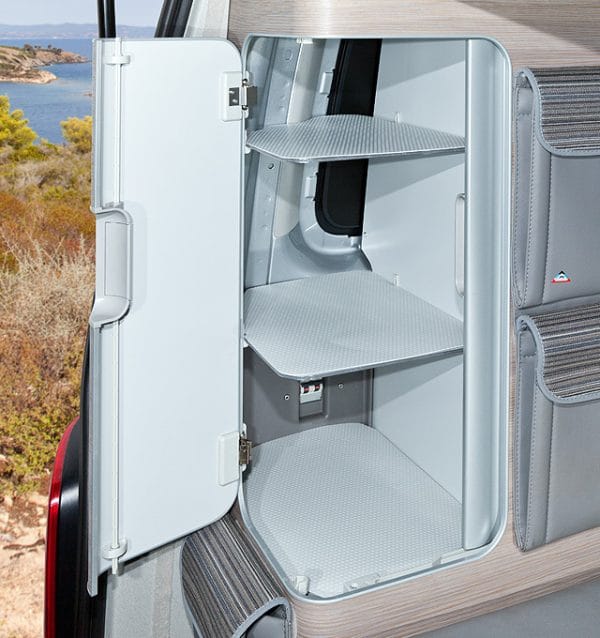 Tapis de protection antidérapants dans le T6.1 / T6 / T5 VW California Ocean, Coast, Confortline Les tapis de protection antidérapants protègent les surfaces lisses des casiers alu, diminuent les glissements du chargement de tous les côtés et réduisent les bruits parasites et les cliquètements. Petits tapis spécialement taillés aux mesures des tablards du placard du coffre et du placard sous l’évier dans un matériau de haute qualité.