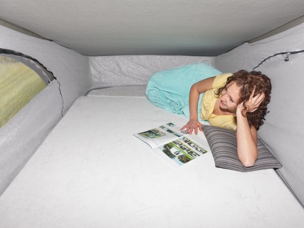 Le drap-housse iXTEND pour le matelas du toit relevable du California VW T6 / T5 Le drap-housse iXTEND épouse exactement la forme du matelas. Un élastique tout autour assure une bonne tension.