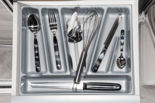 Casier à couverts pour le tiroir des Volkswagen California T5/T6/T6.1 avec couteau à pain.