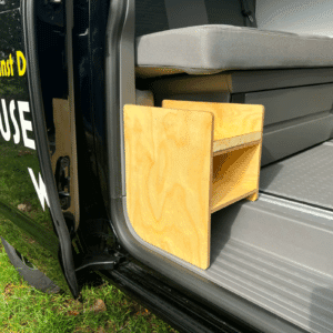 Vue d'ensemble étagère chaussures VAN-ZUBEHÖR installée dans VW California T6 seuil porte