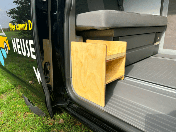 Vue d'ensemble étagère chaussures VAN-ZUBEHÖR installée dans VW California T6 seuil porte