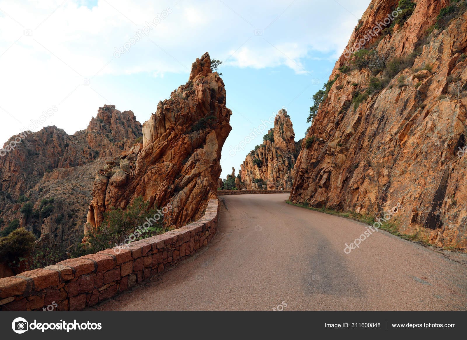 Pourquoi louer un van aménagé en Corse avec Vanloc ?