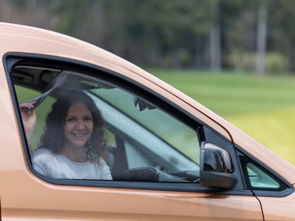 100160006 - FLYOUT Moustiquaire pour les fenêtres de la cabine Caddy 5 / Caddy California Volkswagen – Image 3