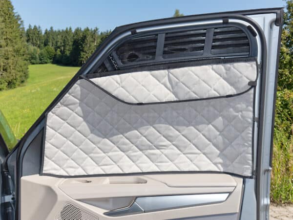 ISOLITE® Extreme pour les vitres latérales de la cabine du VW T7 peuvent être rabattues et fixées dans la partie supérieure.