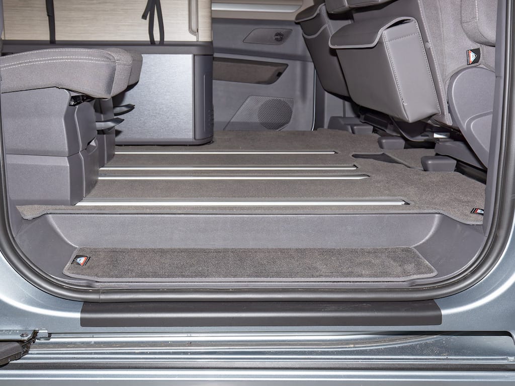 Détail film de protection sous joint caoutchouc porte coulissante VW T7 California