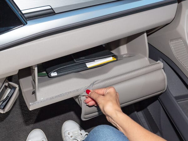 La fixation supérieure est réalisée à l'aide d'une fermeture auto-agrippante spéciale.