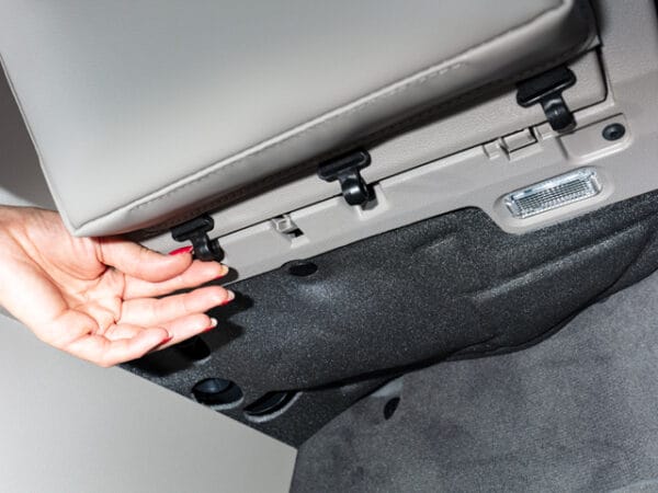 La fixation inférieure se fait à l'aide de trois crochets en plastique.