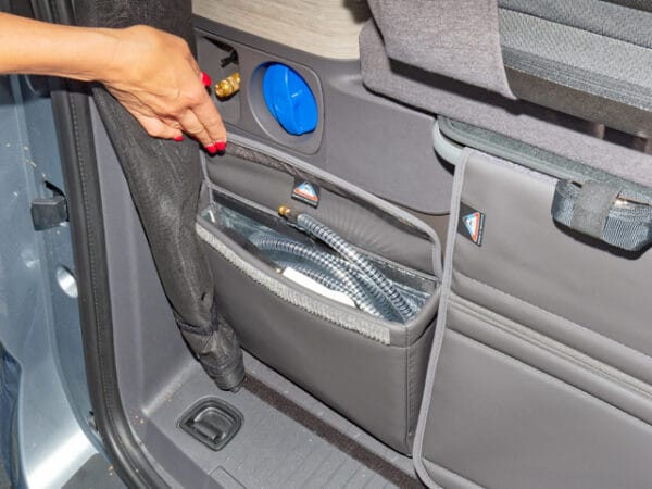 UTILITY pour penderie arrière, « sac de douche », VW T7 California Ocean / Coast, « Raven Cuir ».