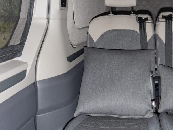 Coussin 45 x 45 cm pour VW T7 California / Multivan, dessin « Mèlange Raven » . Image