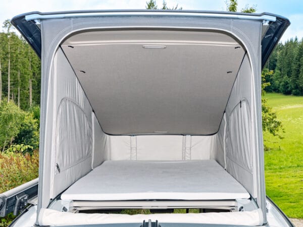 Drap-housse iXTEND ® pour matelas d'origine dans le toit relevable du VW T7 California, design blanc.