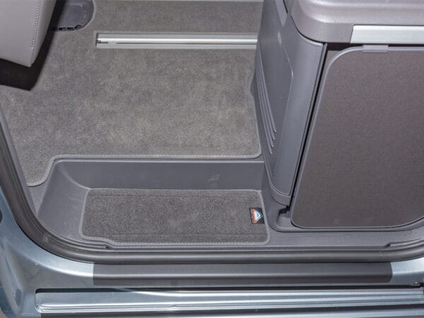 Les marchepieds des modèles VW California Ocean / Coast ont des longueurs différentes, car le meuble de cuisine dépasse du marchepied gauche.
