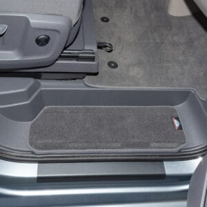 Ensemble de tapis en velours pour les deux marchepieds de la cabine conducteur VW T7, dessin : « Raven »