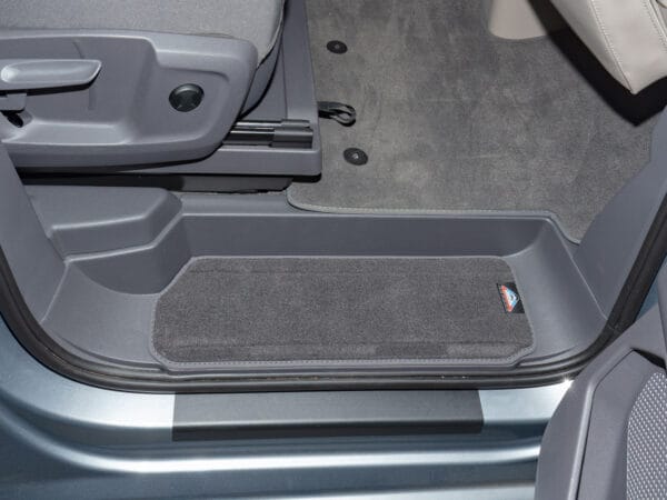 Ensemble de tapis en velours pour les deux marchepieds de la cabine conducteur VW T7, dessin : « Raven »