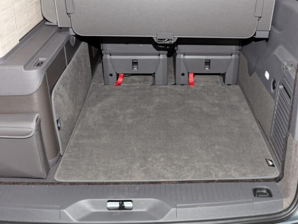 Tapis en velours pour l'espace de chargement arrière du VW T7 California Ocean / Coast, dessin : « Raven »