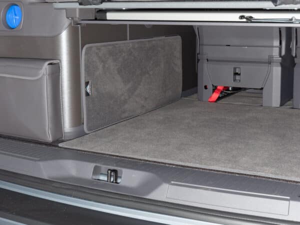 Tapis de protection pour armoire dans la zone de chargement arrière du VW T7 California Ocean / Coast.