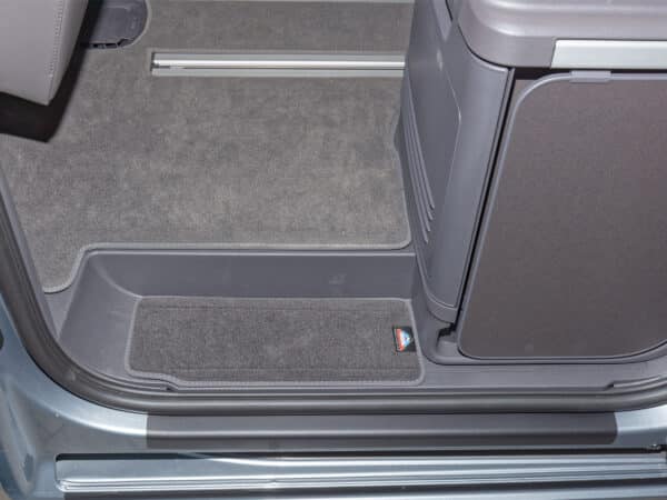Tapis en velours pour les marches de l'habitacle du VW T7