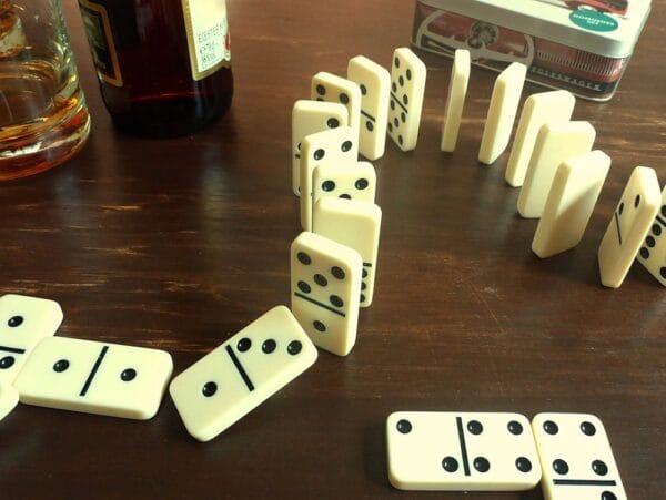 VOLKSWAGEN BUS VW T1 Combi Set d'Domino dans une boîte métallique – Image 3