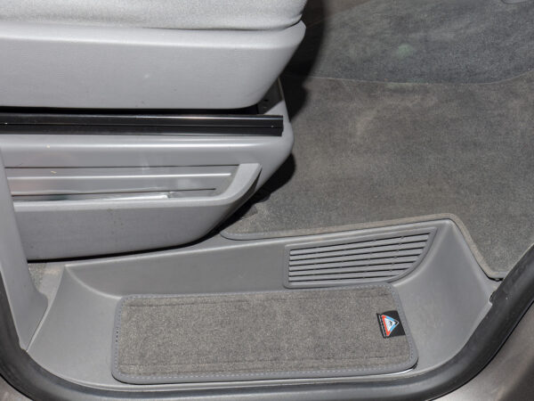 100708667 — Ensemble Tapis Velours 2 Marchepieds Cabine Conducteur VW T6.1/T6/T5 California « Palladium » – Image 3