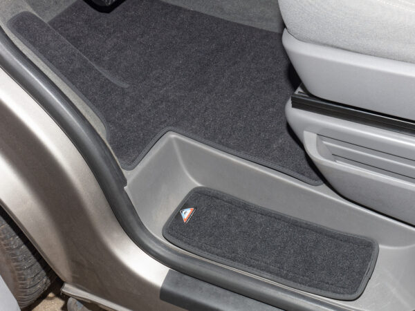 100 708 668 — Ensemble Tapis Velours 2 Marchepieds Cabine Conducteur VW T6.1/T6/T5 California « Noir Titane » – Image 2