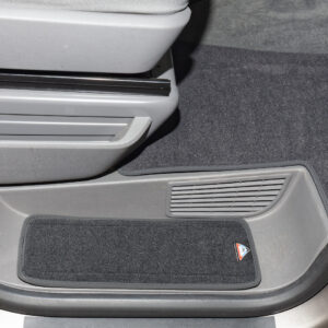 100 708 668 — Ensemble Tapis Velours 2 Marchepieds Cabine Conducteur VW T6.1/T6/T5 California « Noir Titane »