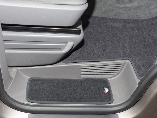 100 708 668 — Ensemble Tapis Velours 2 Marchepieds Cabine Conducteur VW T6.1/T6/T5 California « Noir Titane »