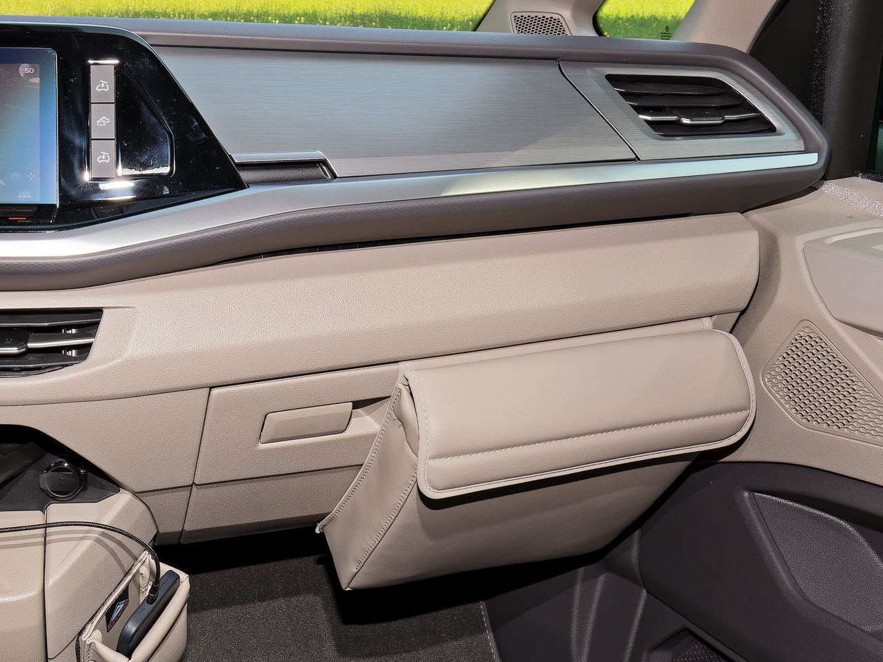 TIALO Phone et Glovebox BRANDRUP installés dans un VW T7 California Multivan