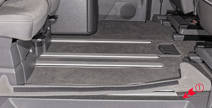 Pose de la bande auto-agrippante sur le seuil de la porte coulissante droite VW T7 California