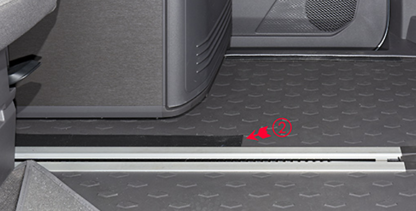 Pose de la bande adhésive sur le bord supérieur du marchepied porte coulissante gauche VW T7 California