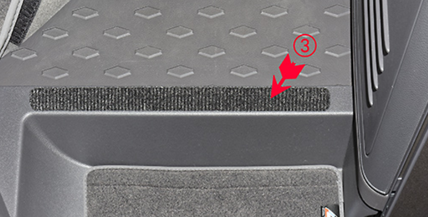 Pose de la bande auto-adhésive contre la 4ème lisse basse du plancher VW T7 California