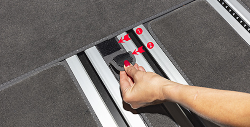 Fixation velcro de la bande centrale du tapis velours BRANDRUP avec le tapis zone chargement arrière VW T7